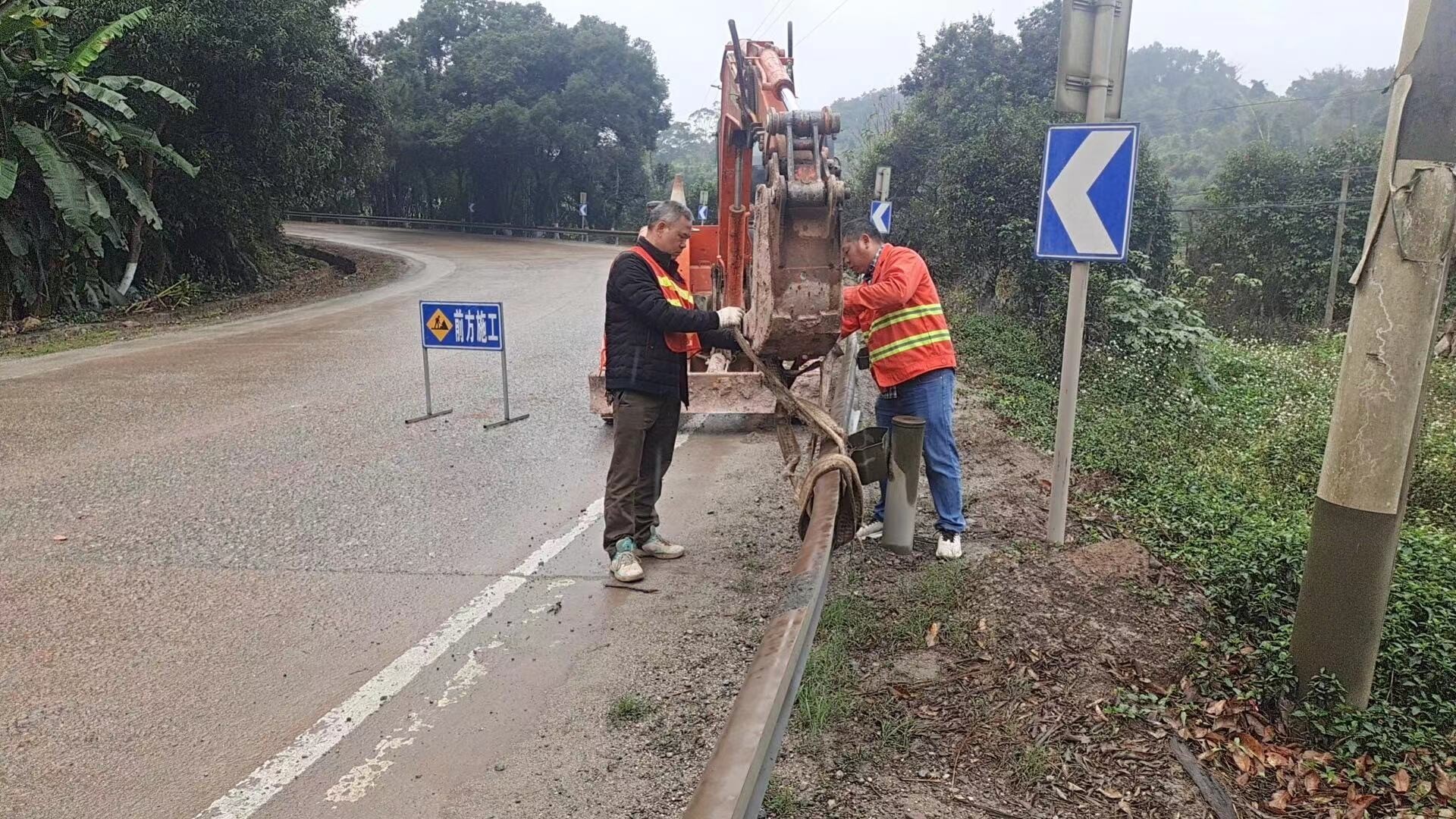 郁南縣公路事務(wù)中心全力做好春運工作_1