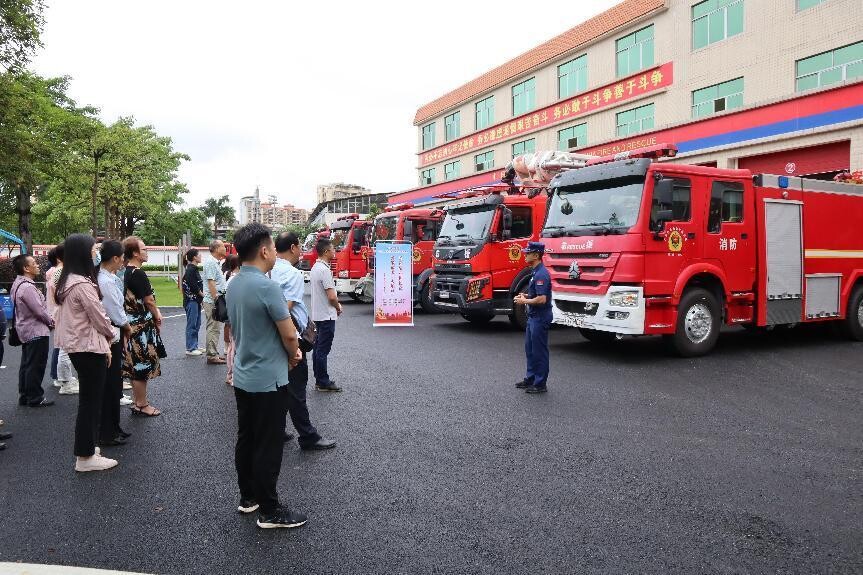 新聞草稿-【培育和踐行社會(huì)主義核心價(jià)值觀】郁南縣開(kāi)展愛(ài)崗敬業(yè)擔(dān)使命   致敬最美“火焰藍(lán)”——消防科普體驗(yàn)活動(dòng).wps_2