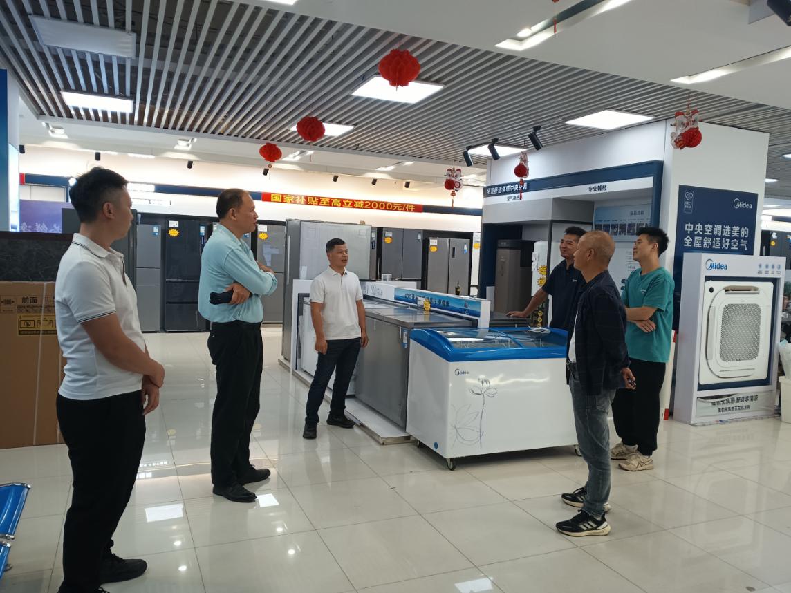 郁南縣工信商務(wù)局到家電銷售企業(yè)指導(dǎo)消費(fèi)品“以舊換新”工作.doc_2