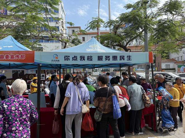 3.15【關(guān)注“3.15”共筑滿意消費】 郁南縣市場監(jiān)督管理局開展“你點我檢  服務(wù)惠民生”暨“百姓點檢日”活動照片1.jpg