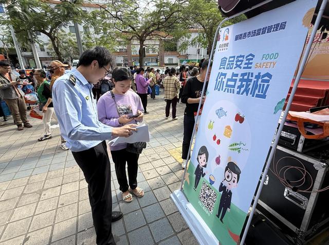 3.15【關(guān)注“3.15”共筑滿意消費】 郁南縣市場監(jiān)督管理局開展“你點我檢  服務(wù)惠民生”暨“百姓點檢日”活動照片2.jpg