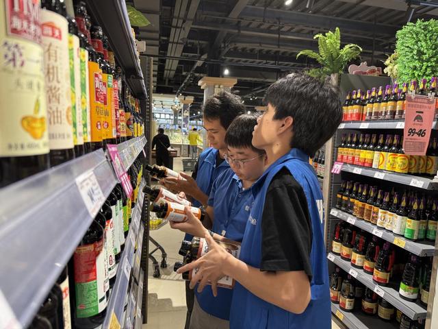 3.15【關(guān)注“3.15”共筑滿意消費】 郁南縣市場監(jiān)督管理局開展“你點我檢  服務(wù)惠民生”暨“百姓點檢日”活動照片4.jpg