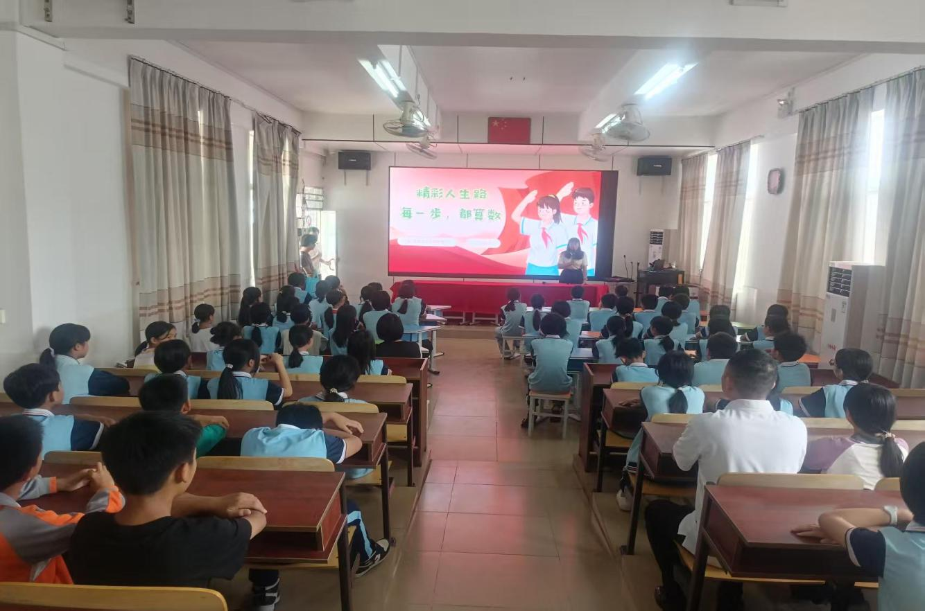 精彩人生路每一步，都算數(shù)——河口鎮(zhèn)政府主要領導到河口鎮(zhèn)中心小學上思政課1.png