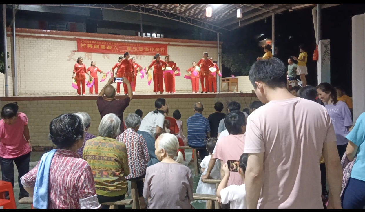 寶珠鎮(zhèn)：村舞翩翩迎六一 童樂悠悠伴親行 (2).jpg