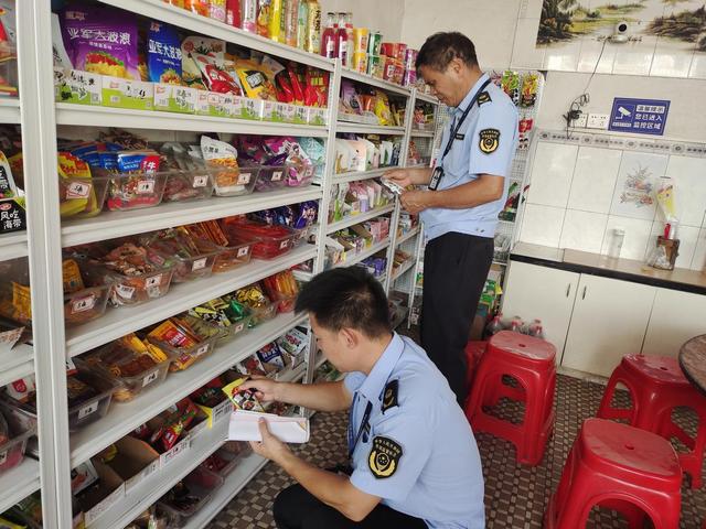 9.2，守護(hù)開學(xué)季！市場監(jiān)管在行動照片3.jpg