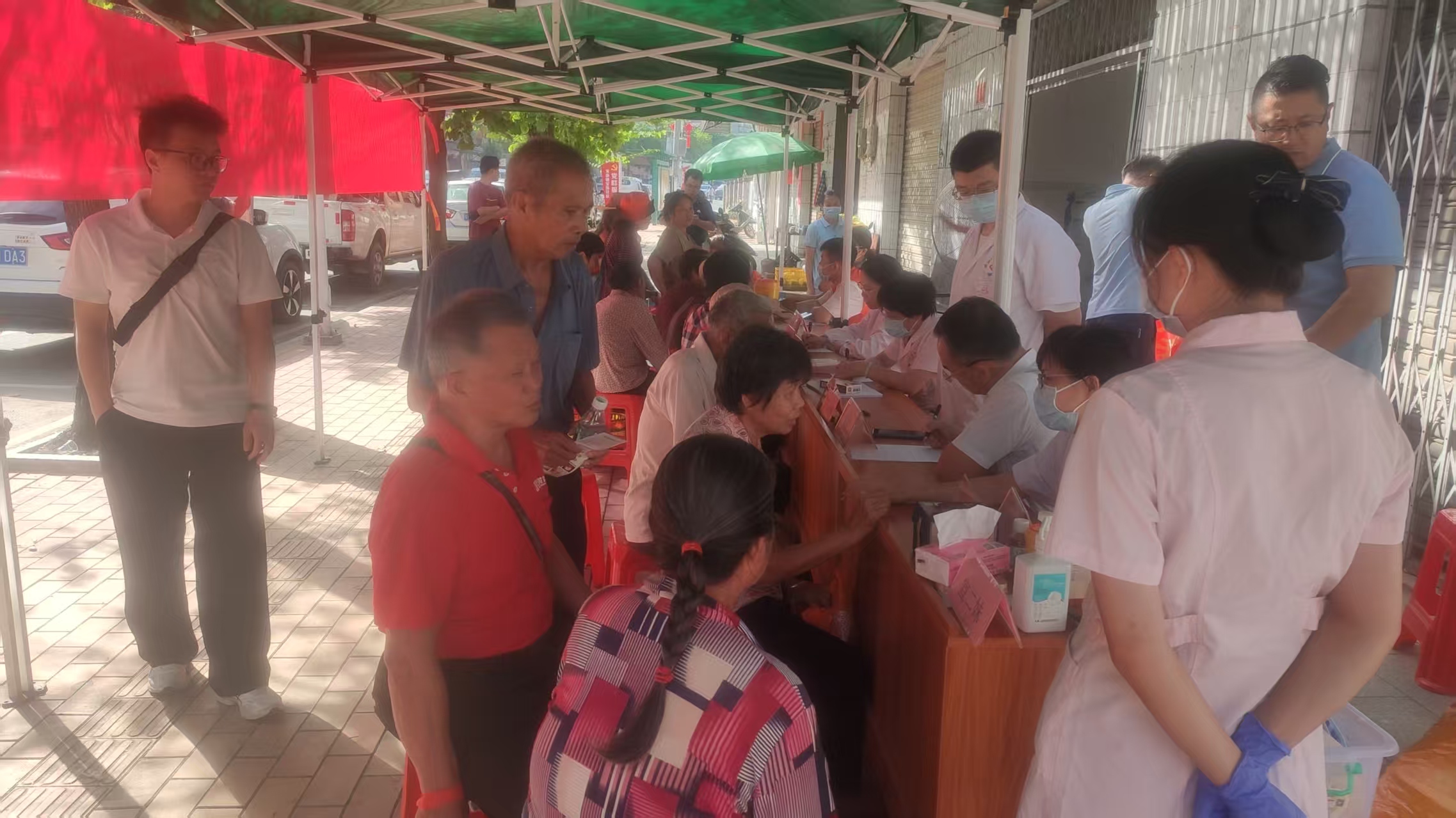 市政協(xié)機關(guān)牽頭組織市婦幼保健院醫(yī)療團隊聯(lián)合寶珠鎮(zhèn)衛(wèi)生院到寶珠社區(qū)開展義診活動 (4).jpg