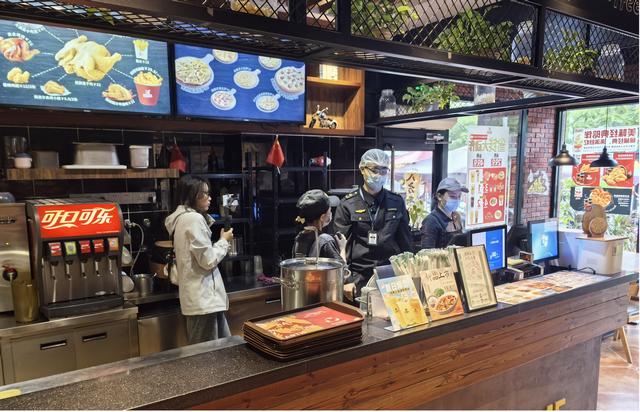 11.26，市、縣聯(lián)動直播“查餐廳” 聚集連鎖餐飲食品安全照片1.jpg