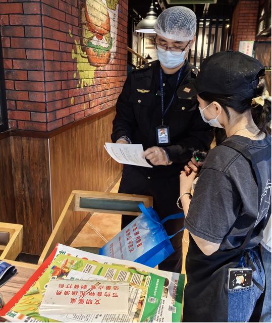 11.26，市、縣聯(lián)動直播“查餐廳” 聚集連鎖餐飲食品安全照片2.jpg